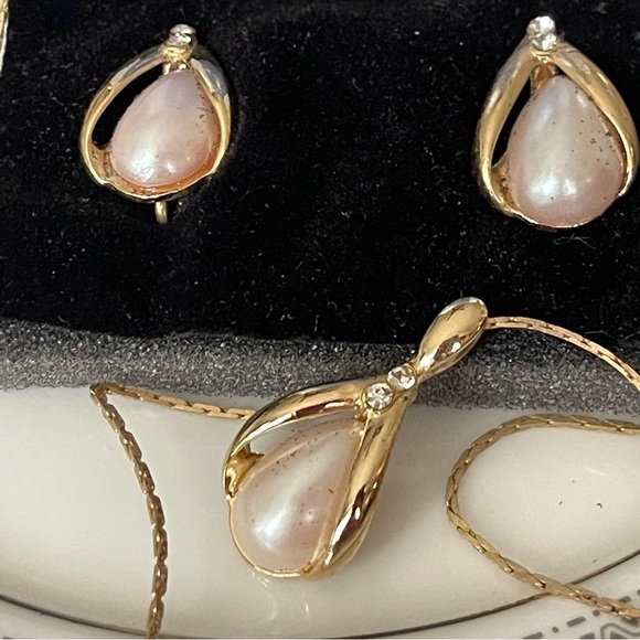 Avon Jewelry - Vintage Avon Jewelry Set